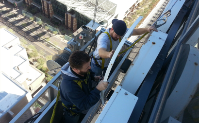 2 Reasons to Hire a Professional Sign Installation Service